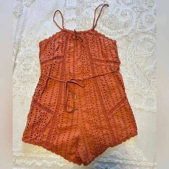 Tina Woven Romper in Desert Rose
AMUSE SOCIETY
Color:Desert Rose - Picture 4 of 6